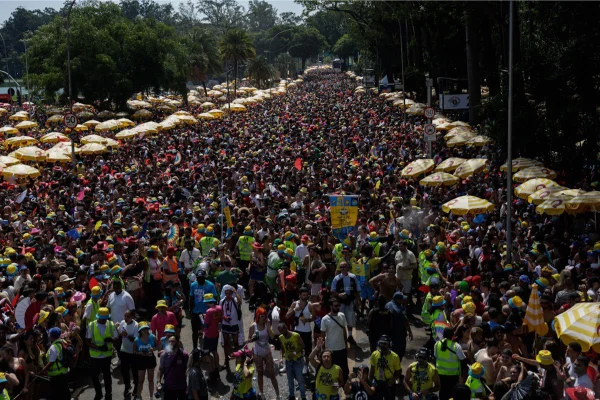 Imagem colorida mostra Cantora Pocah agitando multidão de foliões no desfile do Bloco da Pocah, neste domingo (15/2), no Ibirapuera, em São Paulo - Metrópoles