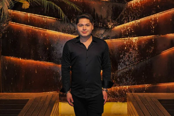 Matheus Varonil comemora aniversário em jantar intimista no Lago Sul