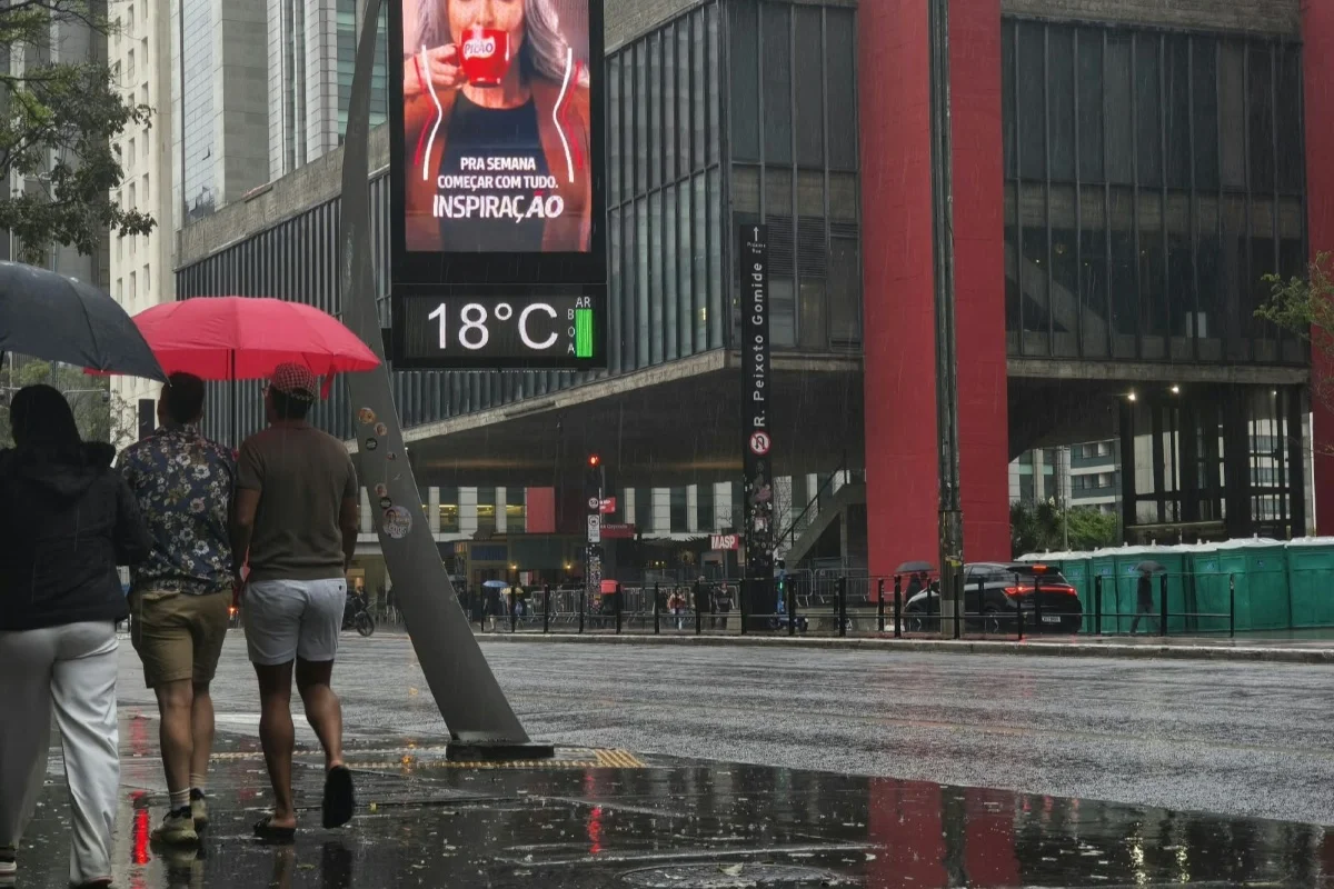 Chuva em domingo de eleição na Avenida Paulista Chuva em domingo de eleição na Avenida Paulista