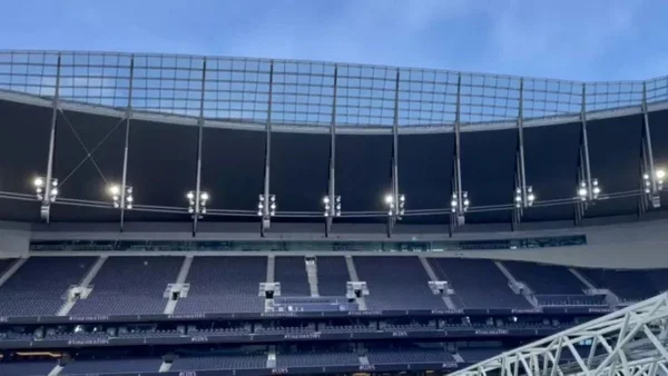 Assista: tempestade faz teto de estádio do Tottenham balançar