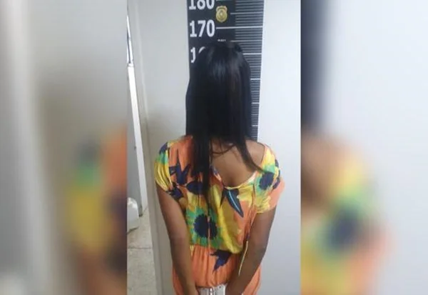 Imagem colorida de mulher de costas