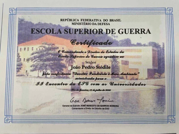 O sorriso amarelo de Salles com o obrigado da Escola Superior de Guerra a Stédile