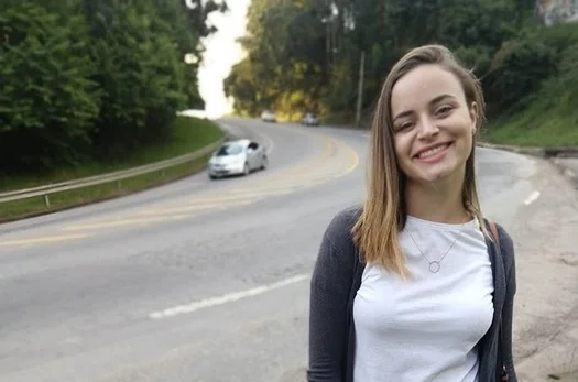 No dia em que se casaria, professora é enterrada vestida de noiva