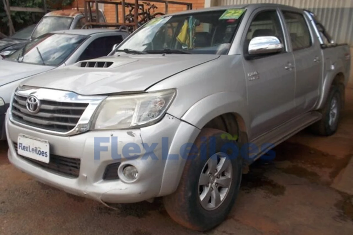 Toyota Hilux CD4x4 SRV 2012 R$ 11 mil Toyota Hilux CD4x4 SRV 2012 R$ 11 mil