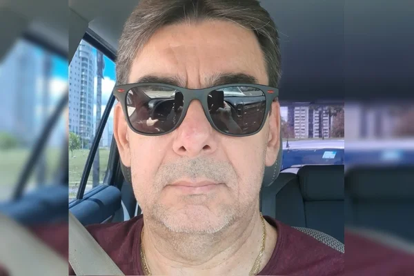 Imagem do ex-médico ginecologista Lauro Estevão Vaz Curvo, filho de Zely Alves Curvo, mulher morta em incêndio em Águas Claras no último dia 31 de maio. Leandro está de camiseta de cor vinho, usando óculos, dentro de um carro.