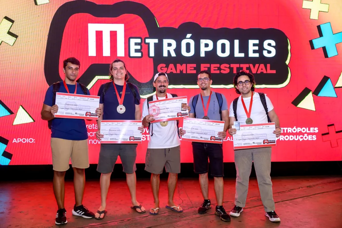 Kaio Vinicius, 4º lugar; Gustavo Lopes, 2º lugar; Carlos Henrique, 1º lugar; Tacio Moreira, 3º lugar; e Bruno Bambirra, 5º lugar, durante a premiação do Magic Commander MGF Kaio Vinicius, 4º lugar; Gustavo Lopes, 2º lugar; Carlos Henrique, 1º lugar; Tacio Moreira, 3º lugar; e Bruno Bambirra, 5º lugar, durante a premiação do Magic Commander MGF