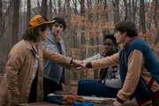 Noah Schnapp como Will Byers, Finn Wolfhard como Mike Wheeler, Caleb McLaughlin como Lucas Sinclair, Gaten Matarazzo como Dustin Henderson na 5ª temporada de Stranger Things