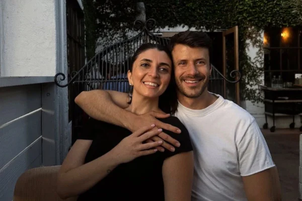 Foto colorida de um casal - Metrópoles