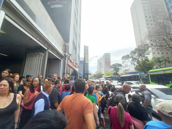 Linha 4-Amarela do metrô opera parcialmente após trem sair dos trilhos - Metrópoles