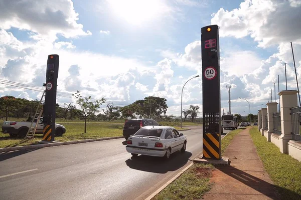Barreiras eletrônicas começam a ser reativadas nas vias urbanas do DF