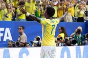 Vini Jr. comemora gol com o público