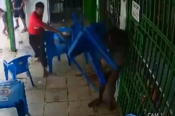 Mulher agredido pelo marido com mesa, cadeira e socos em um bar