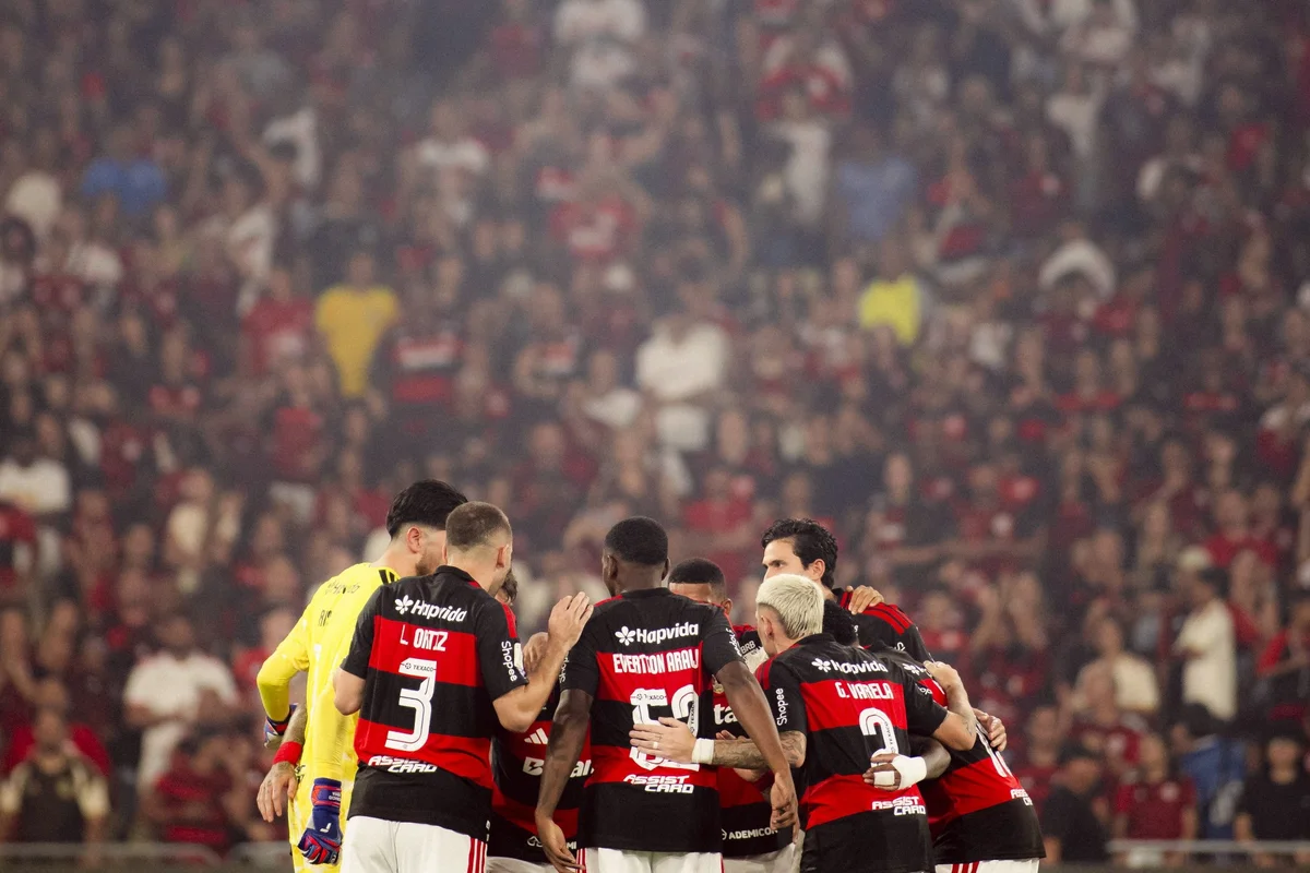Homem é condenado a pagar R$ 10 mil ao Flamengo por anel falsificado