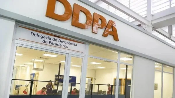 Imagem da entrada da Delegacia de Descoberta de Paradeiros (DDPA), no Rio de Janeiro - Metrópoles