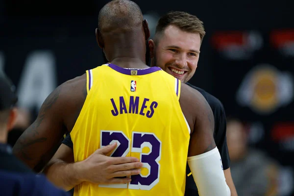 Imagem colorida de LeBron James e Luka Doncic - Metrópoles