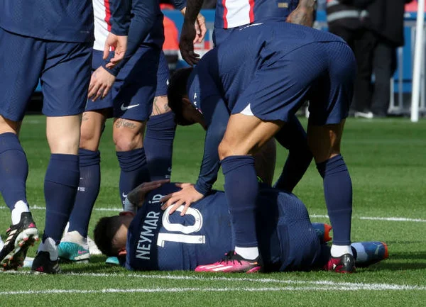 Ninguém segura as “canelas de vidro” de Neymar