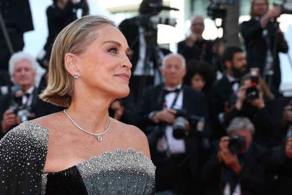 Sharon Stone surpreende com relato de agressão: "Atingida por trás" - Metrópoles