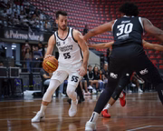 Elinho Corazza em duelo pelo Corinthians no NBB
