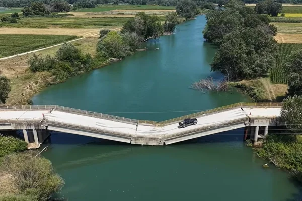 Motoristas continuam usando ponte caída para economizar tempo
