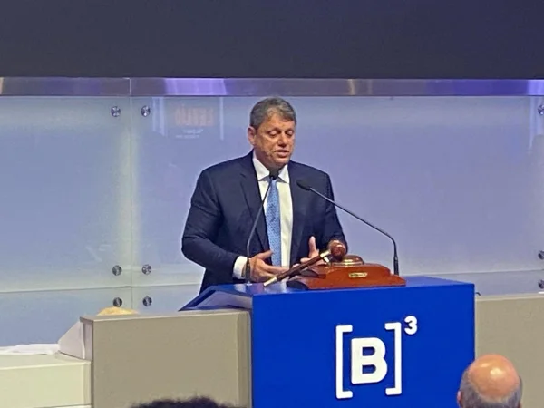 Imagem colorida mostra tarcísio falando no púlpito da B3