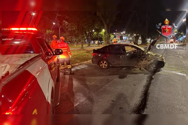 Motorista fica gravemente ferido em noite com 2 acidentes na Asa Norte