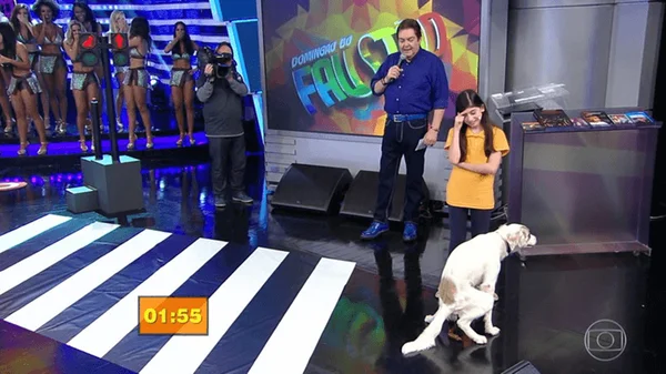 Cachorro faz cocô no palco do “Domingão do Faustão”