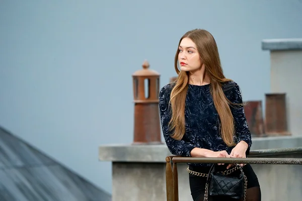 Gigi Hadid rebate críticas: “Vocês precisam se acalmar, ca**lho”