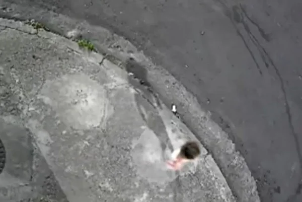 Imagem colorida mostra menina de 3 anos andando apenas de fralda pela rua após a mãe a deixar em casa para ir a um baile funk - Metrópoles
