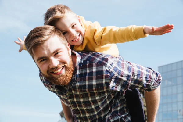 Imagem colorida de pai brincando com filho - Metrópoles