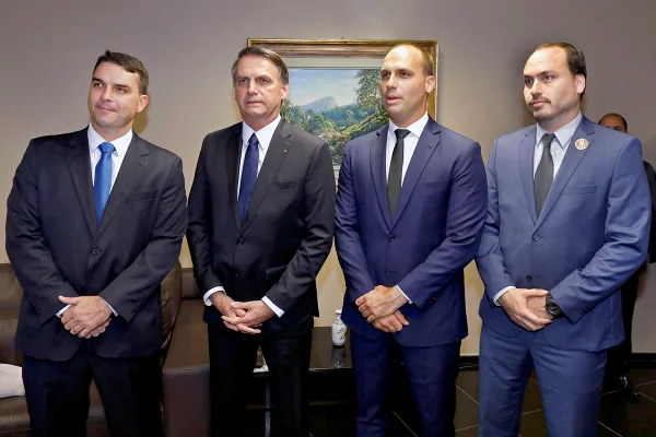 Jair Bolsonaro com seus filhos, antes da cerimônia de diplomação de Bolsonaro como presidente da república eleito - Flavio, Jair, Eduardo e Carlos Bolsonaro