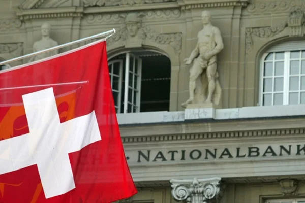bandeira da suíça em frente aobanco