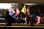 Profissão “bandeirinha”: centenas de pessoas fazem renda extra na eleição - imagem 4 Profissão “bandeirinha”: centenas de pessoas fazem renda extra na eleição - imagem 4