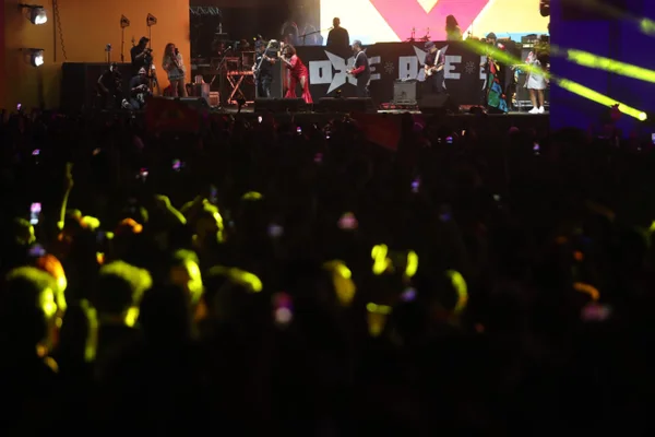 Palco de show e multidão na frente - metrópoles