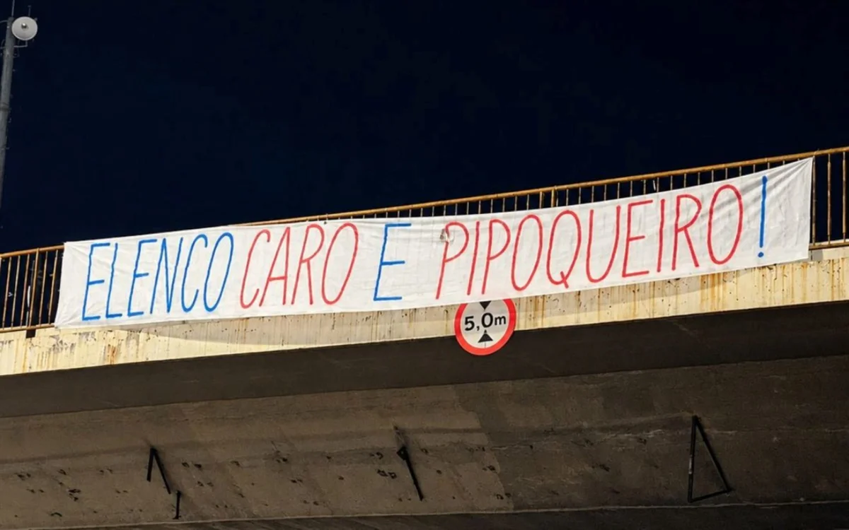 Torcida do Cruzeiro faz protesto no Mineirão após eliminação em clássico - imagem 3 Torcida do Cruzeiro faz protesto no Mineirão após eliminação em clássico - imagem 3