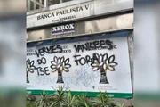 Bancas de jornal também foram pichadas Bancas de jornal também foram pichadas