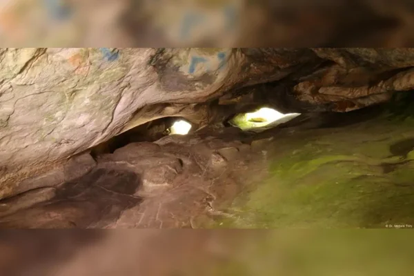 Artesãos paleolíticos esculpiram o piso com precisão surpreendente, criando canais que ganhavam vida quando cheios d'água. Metrópoles