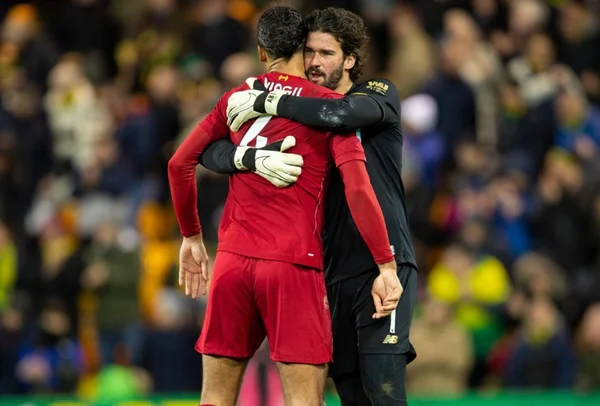 Liverpool bate lanterna e se aproxima de recorde e título inglês