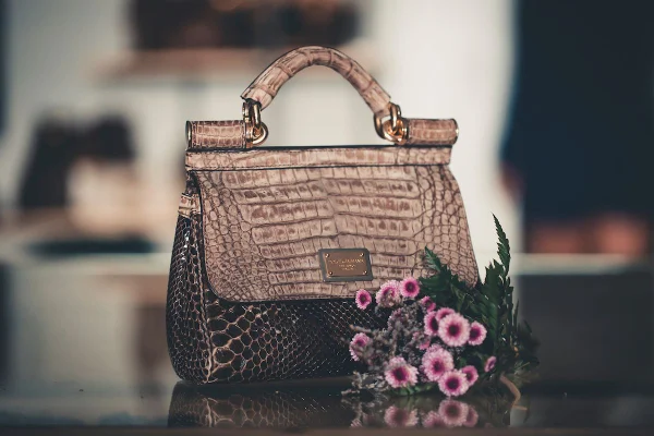 Bolsa com couro de crocodilo