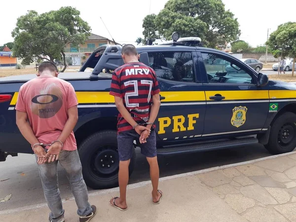 PRF intercepta dupla que roubou carro no DF e levaria a Goiânia