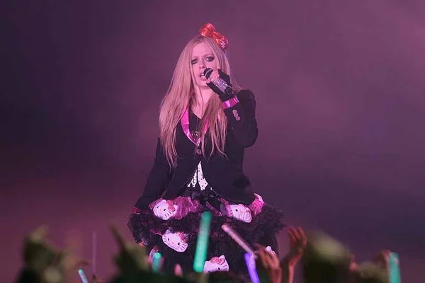 Avril Lavigne faz 36 anos “sem envelhecer” e aumenta teorias da conspiração