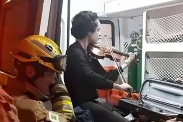 Vídeo: após resgate, mulher toca violino para agradecer bombeiros