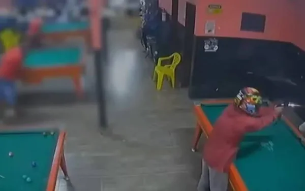 imagem colorida homem executado em bar goias
