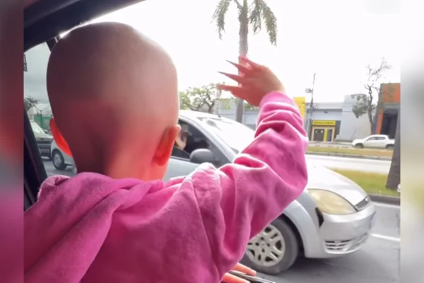 Menina de 4 anos emociona motoristas em BH após última quimioterapia