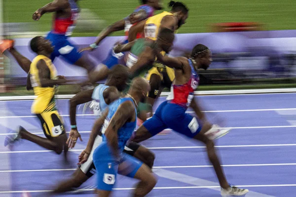 Imagem colorida de atletas nos 10m rasos - Metrópoles