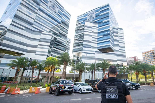 Operação conjunta da Polícia Civil do Distrito Federal e da Polícia Federal prende bolsonaristas autores de ataques terroristas na cidade. Na imagem, um agente fala ao telefone próximo à sede da PF - Metrópoles