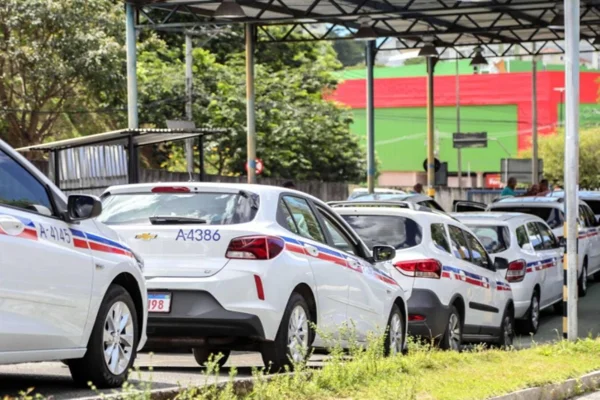Imagem colorida de carros estacionados