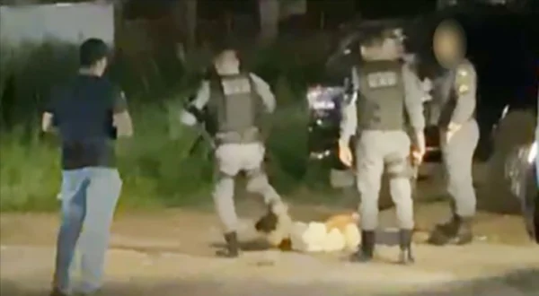 PM chutando o rosto de suspeito durante abordagem - Metrópoles