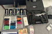 Na casa de suspeito de participar de grupo de falsos policiais, foram encontrados cartões, relógios, dinheiro e uma pistola que pertence a uma carga de armas roubada, em junho, no interior paulista.
