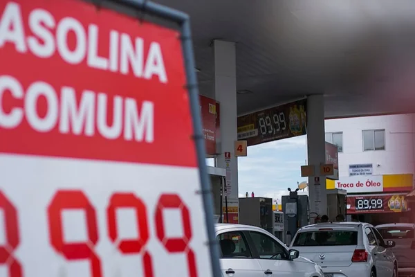 Postos do DF vendem gasolina mais cara para clientes distraídos