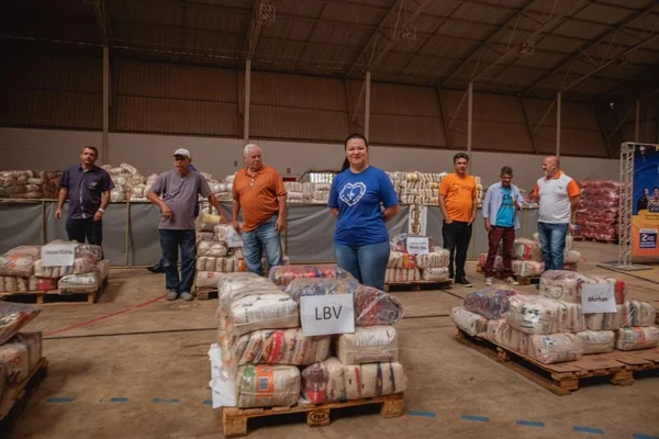Alimentos arrecadados em festa de Anápolis começam a ser distribuídos
